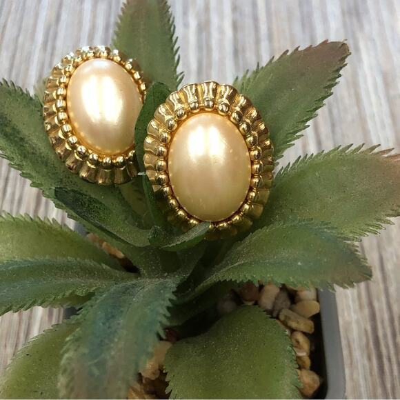 Vintage 1980s Monet Pearlescent Oval Gold Tone Clip On Earrings Signature Stamp - Picture 5 of 16